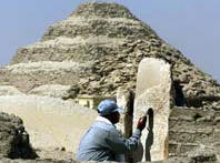 عامل مصري  يعمل على البحث عن المقبرة المصرية
